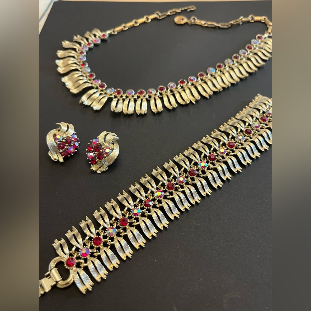 Lisner Red Rhinestone Parure - Picture 3 of 11